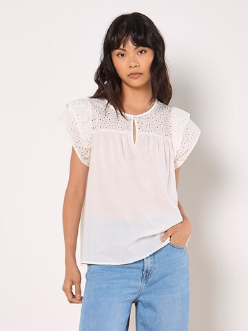 Apricot Broderie Yoke Cotton Top ' ' in Weiß: Vorderseite