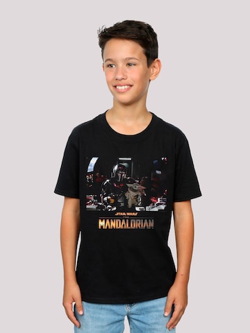 Maglietta 'Star Wars The Mandalorian Child On Board' di F4NT4STIC in nero: frontale