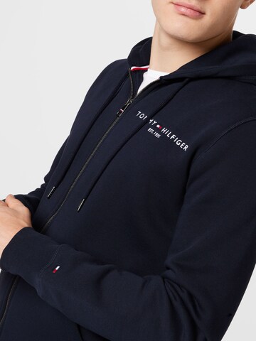 TOMMY HILFIGER - Sudadera con cremallera en azul