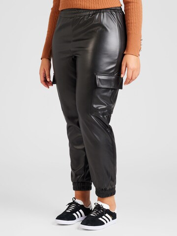 Vero Moda Curve Tapered Cargohose 'CSOF' in Schwarz: predná strana