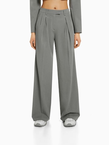 Bershka Wide leg Pleat-front trousers in Grey: front