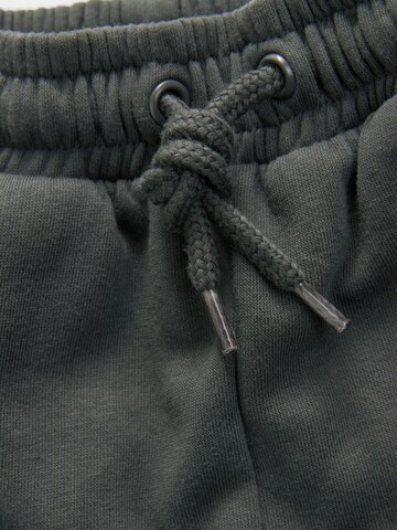 Next Tapered Hose in Grau