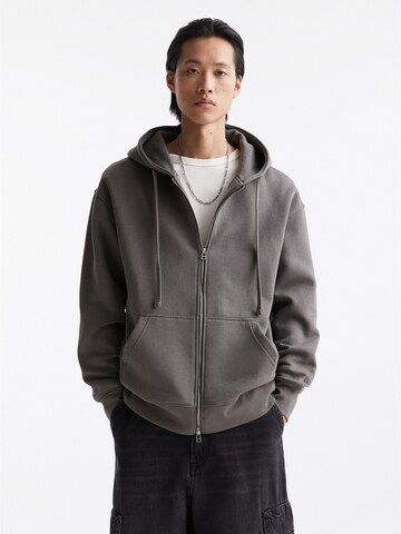 Veste de survêtement Pull&Bear en gris : devant