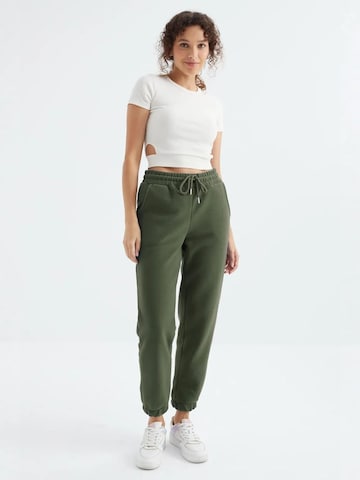 Regular Pantalon de sport Tommy Life en vert : devant