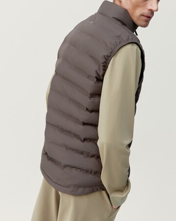 Born Living Yoga Sportbodywarmer ' Sepik ' in Bruin