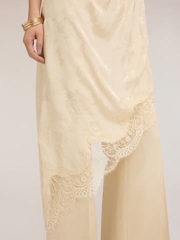 Robe MOTIVI en beige