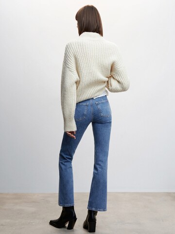 MANGO Flared Jeans 'Carmela' i blå