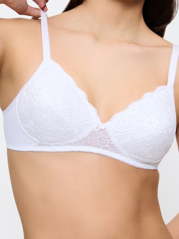 TRIUMPH T-shirt Bra ' Amourette ' in White