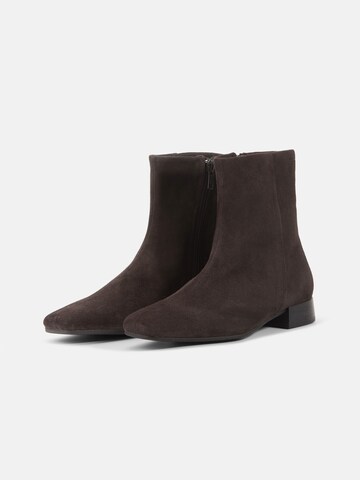 VAGABOND SHOEMAKERS Къси ботуши 'Mona' в кафяво