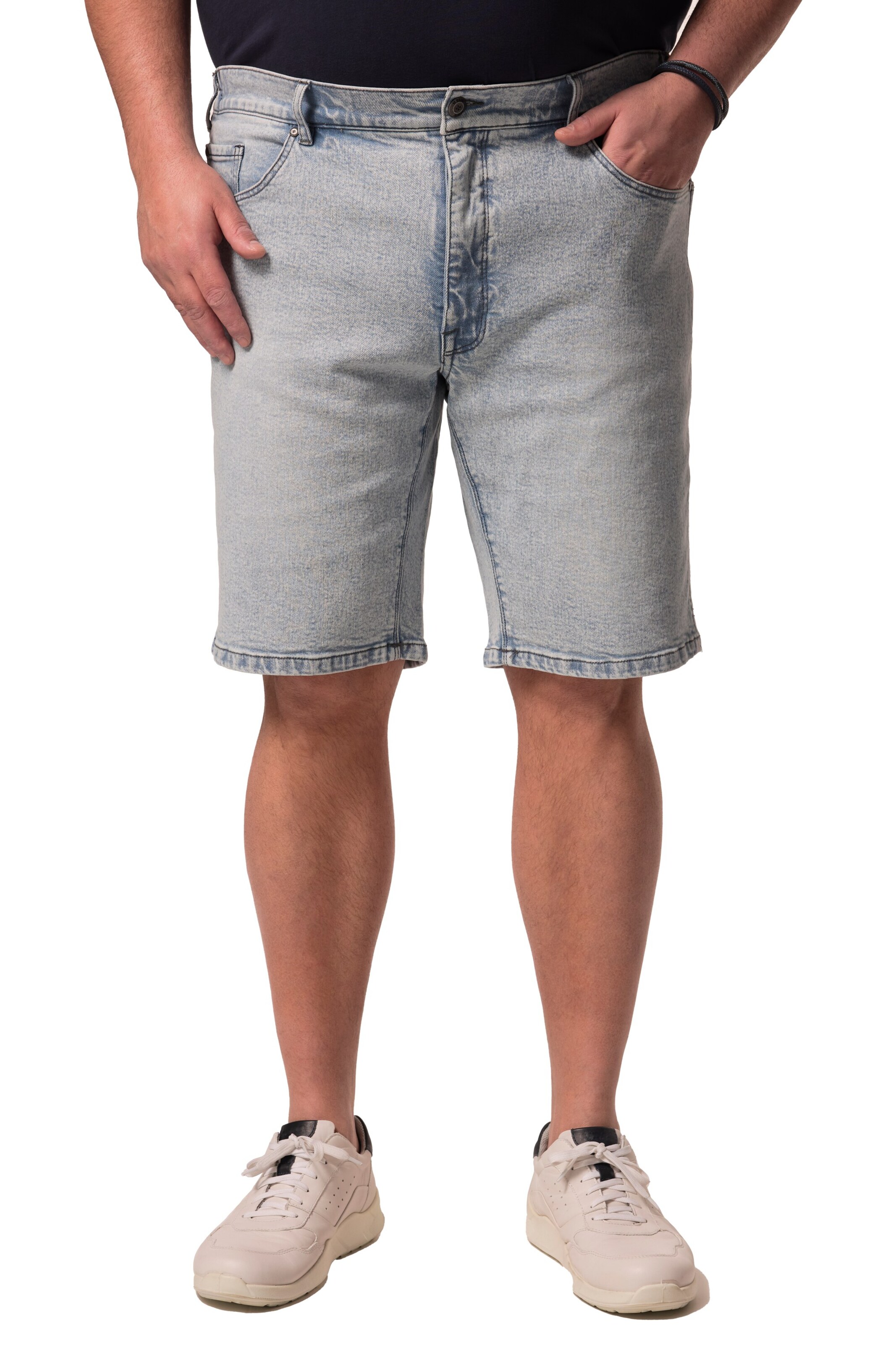 Men Plus Regular Jeans in Blue: front