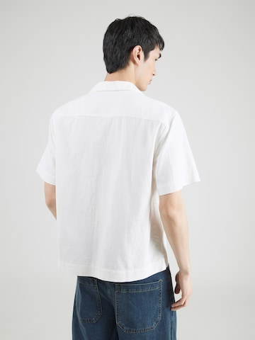 Fit confort Chemise Abercrombie & Fitch en blanc