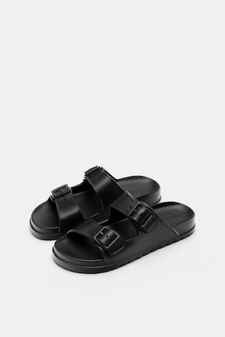 Pull&Bear Pantolette in Schwarz