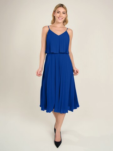 APART kurzes Plisseekleid in Blau: Vorderseite