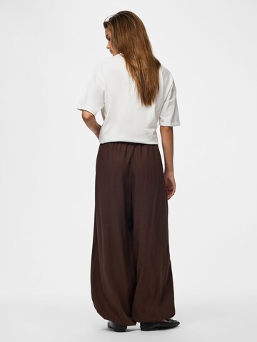 Tapered Pantaloni 'PCPia' di PIECES in marrone