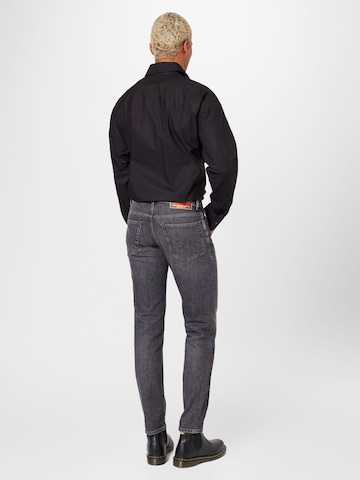 Coupe slim Jean 'FINITIVE' DIESEL en noir