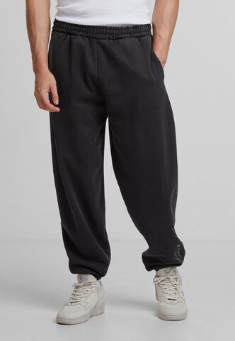 Karl Kani Tapered Pants 'Autograph' in Black: front