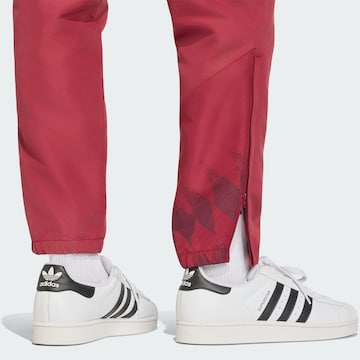 ADIDAS PERFORMANCE - Tapered Pantalón deportivo 'FC Arsenal Stadium' en rojo