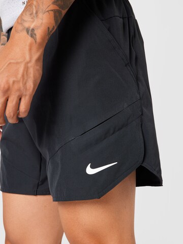 Regular Pantaloni sport de la NIKE pe negru