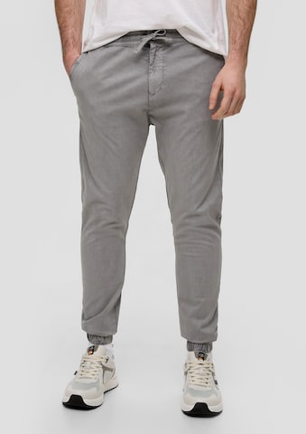 QS Tapered Broek in Grijs: voorkant