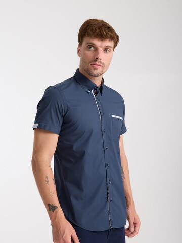 Slim fit Camicia business 'Iconic Poplin Stretch Man Shirt Short Sleeve Light Blue' di 7Camicie in blu