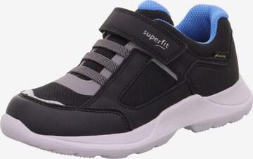 SUPERFIT حذاء رياضي 'Rush' بلون أسود: الأمام