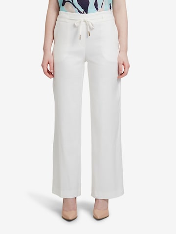 Betty & Co Loose fit Pants in White: front