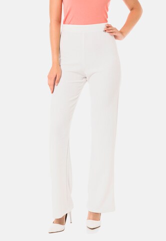 CIPO & BAXX Boot cut Pants in White: front