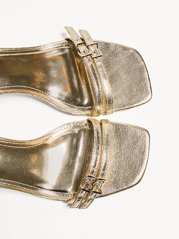 Sandalo con cinturino di Bershka in oro