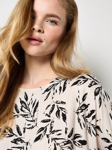 Apricot Leaf Print Woven T-Shirt ' ' in Grau