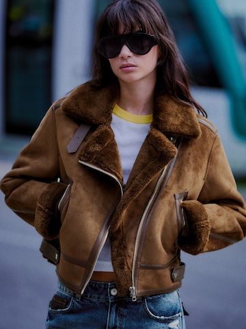 Bershka Přechodná bunda – hnědá: přední strana