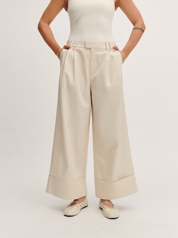 Tatiana Zidekova - Pierna ancha Pantalón plisado en blanco: frente