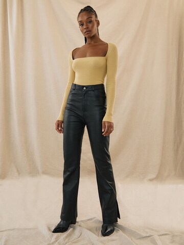 Kendall for ABOUT YOU Bootcut Broek 'Dita' in Zwart