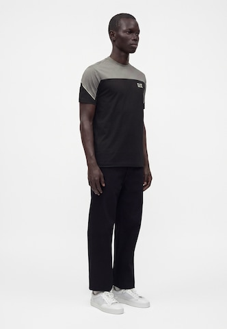 EA7 Emporio Armani Футболка 'TRAIN ATHLETIC' в Черный: сбоку