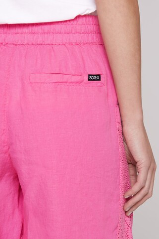 Soccx Regular Leinenshorts mit Ajour-Taschen in Pink