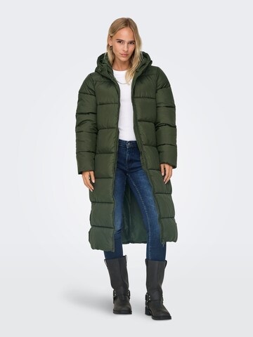 Cappotto invernale di ONLY in verde: frontale