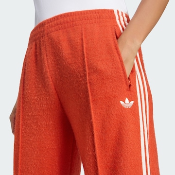 ADIDAS ORIGINALS Loosefit Kalhoty – oranžová