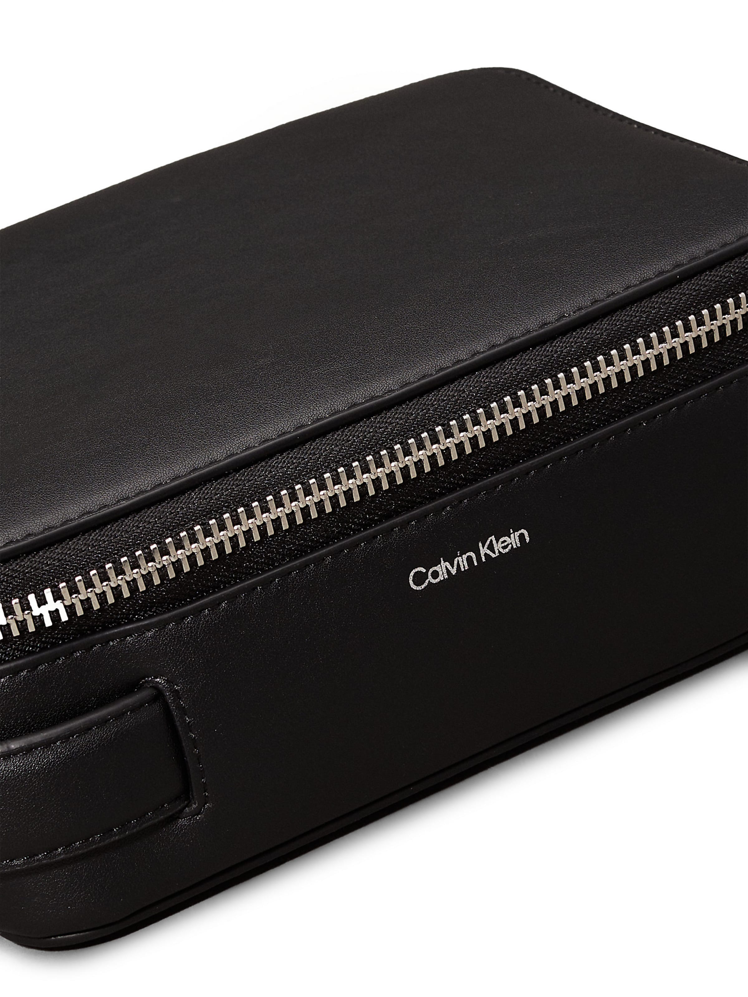 Calvin Klein Toiletry Bag in Black