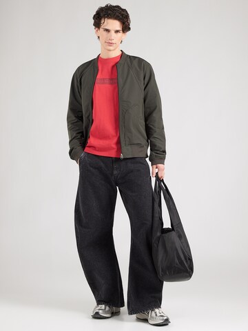 Tricou de la NAPAPIJRI pe roșu