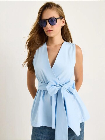 Bianco Lucci - Blusa em azul: frente