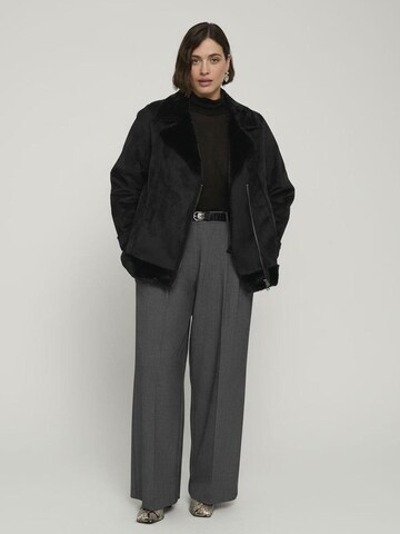 Regular Pantalon Fiorella Rubino en gris