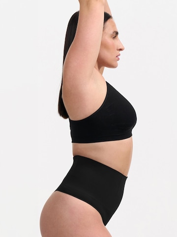 cfab (formerly creamy fabrics) - Braga moldeadora 'Shaping-String mit hoher Taille' en negro