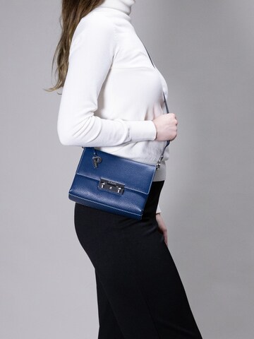 Picard Schultertasche 'Sigrid' in Blau: Vorderseite