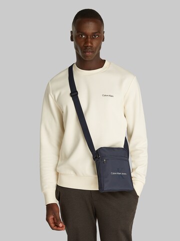 Calvin Klein Jeans Taška přes rameno 'ESSENTIALS' – modrá