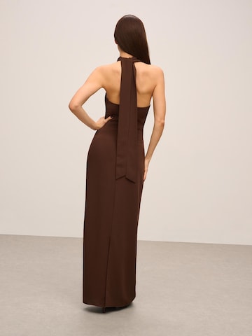 ORIMEI by Victoria Swarovski Вечернее платье в Коричневый