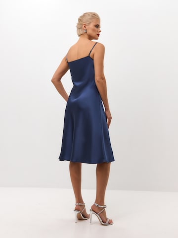 Robe 'Below the knee satin slip dress 'Grace'' Serena Silueta en bleu