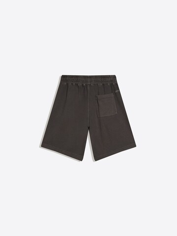 BershkaBaggy Hlače - siva boja