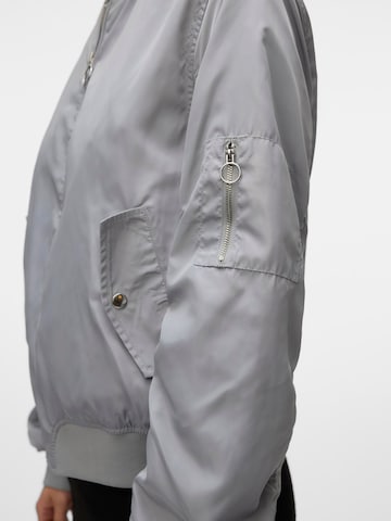 VERO MODA Tussenjas 'SNKatarina' in Zilver