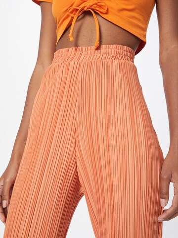 Loosefit Pantaloni de la Nasty Gal pe roșu