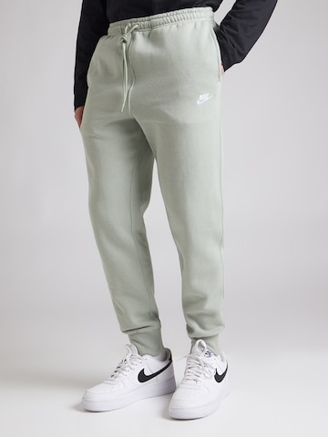 Nike Sportswear Tapered Byxa 'CLUB' i grön: framsida