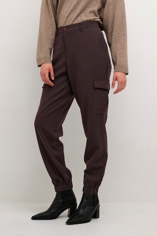 Kaffe Tapered Cargobroek 'Emma' in Bruin: voorkant